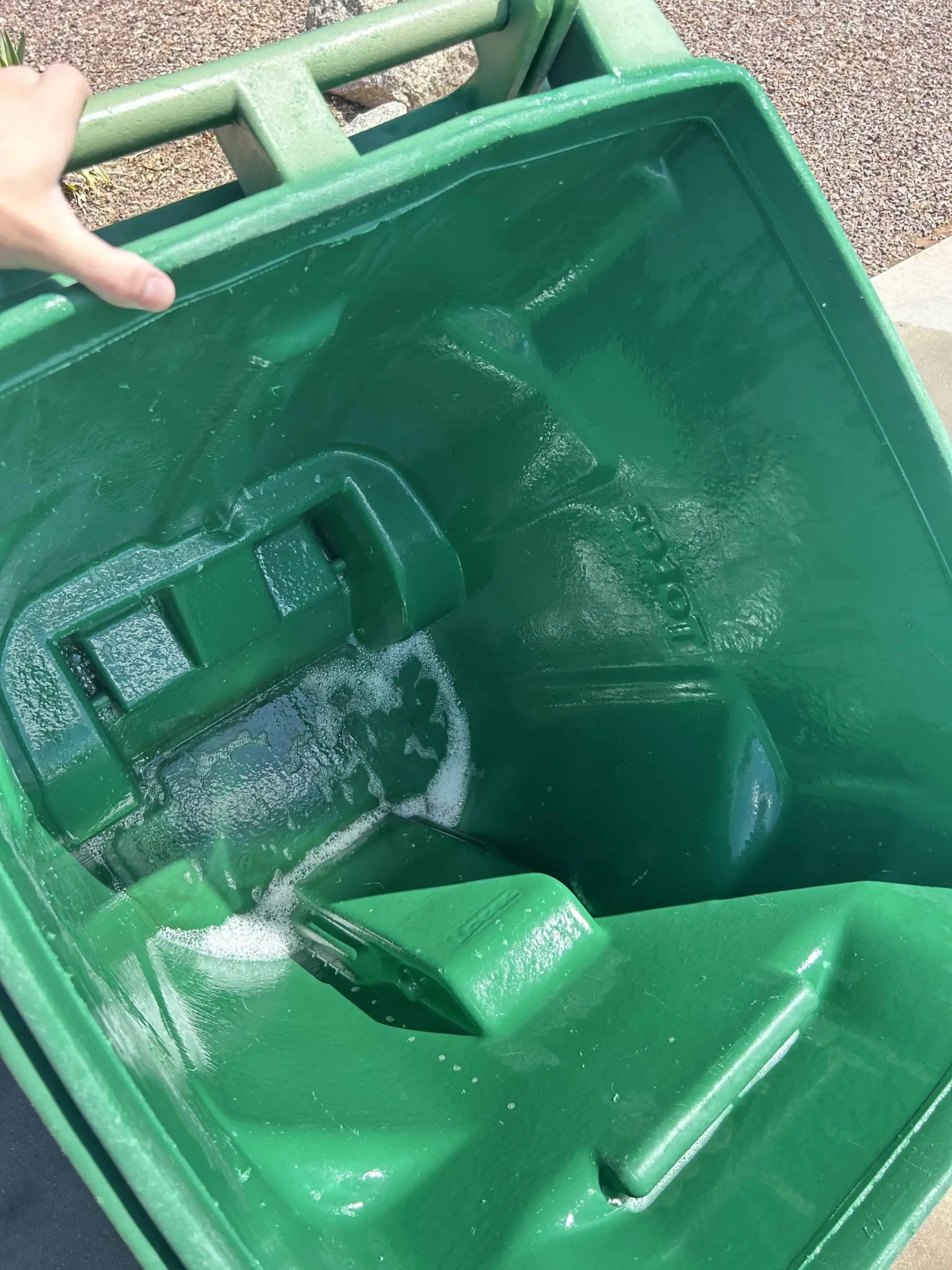 trash can cleaning